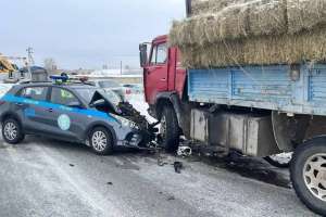 Семейде полицей автокөлігі КамАз-бен соқтығысты