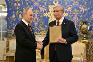 Владимир Путин Қазақстан Президентінің әкесі Кемел Тоқаевты марапаттау парағын табыстады