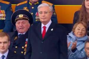 Президент Қызыл алаңдағы парадқа қатысқан Қазақстан Қарулы Күштерінің сарбаздарына құрмет көрсетті