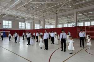 Қыздарымен бірге билеген 50 елордалық әке жұртты сүйсінтті