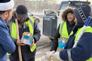 Діни бірлестіктер коммуналдық қызметкерлерге ыстық шай мен бауырсақ таратты