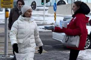 Полицейлер астаналықтарға алаяқтардан қорғанудың жолдарын түсіндіріп жатыр