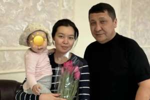 Әуежайда кепілге алынған қыз құтқарушысымен бірге түскен суретін жариялады