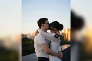 «Ойламаған жерден қосылдық»: Танымал тележүргізуші махаббат хикаясы қалай басталғанын айтты