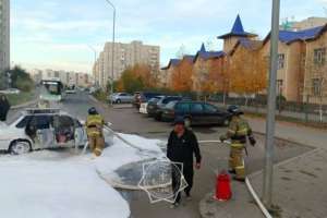 Астаналық өрт сөндірушілер жанып жатқан автокөлікті сөндірді