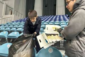 Астанада Дэвис кубогынан кейін жанкүйерлер залдағы қоқысты жинады