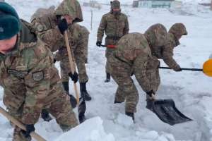 «Ұлы Жеңіске – 80 жыл»: Әскери қызметшілер ардагерлерге көмек көрсетті