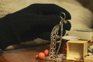 Елорда тұрғыны ұрланған бұйымды сүйіктісіне сыйлаған