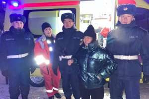 Сарбаздар  жарақат алған әйелге алғашқы медициналық көмек көрсетті