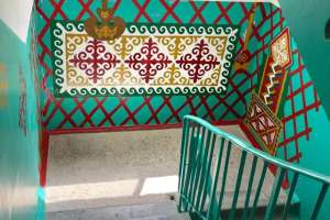 Ақтау тұрғыны үйінің кіреберісін ұлттық нақышта безендірді (ВИДЕО)