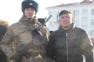 Қуат Хамитов  інісін әскерге жіберді