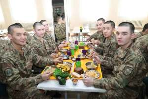 Елімізде әскерилердің ас мәзіріне ет пен бауырсақ қосылмақ