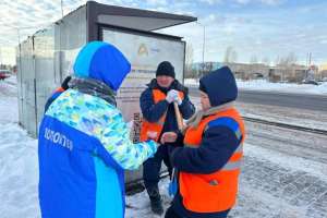 Елордалық еріктілер коммуналдық қызметкерлерге бауырсақ пен ыстық шай таратты