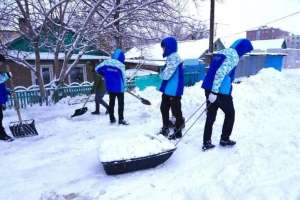 Елордалық еріктілер ардагерлер ауласын қардан тазартты