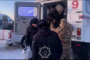 ТЖМ құтқарушылары жолда қалған жолаушыларға көмектесті