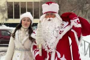 Астанада Аяз ата мен Ақшақар тұрғындарға тәттілер таратты