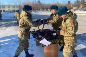 Жас сарбаздарға қару табысталды