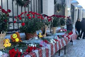 Елордалықтар Қазақстандағы Әзербайжан елшілігіне гүл шоқтарын қойып жатыр