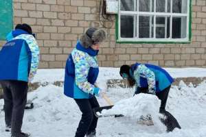 «Таза Қазақстан»: Еріктілер қарт кісілердің ауласын қардан тазартты