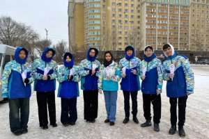 Астаналық еріктілер тұрғындарға бауырсақ пен ыстық шай ұсынды