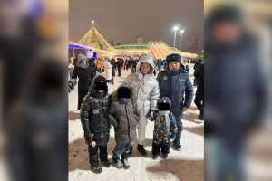 Астаналық сарбаздар жоғалған баланы тауып, аналарына тапсырды