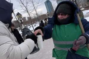 Астаналық спортшылар коммуналдық қызметкерлерге ыстық шай мен бауырсақ ұсынды