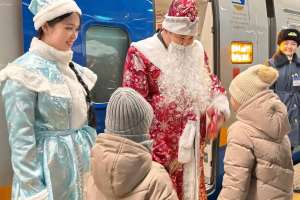 Аяз ата мен Ақшақар пойыздағы балаларға сыйлық үлестірді