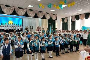 Елордалық оқушылар көк тудың желбірегеніне арнап ән шырқады