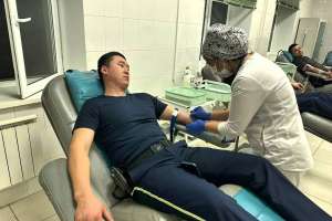 Полицейлер ұшақ апатынан зардап шеккендерге арнап қан тапсырды