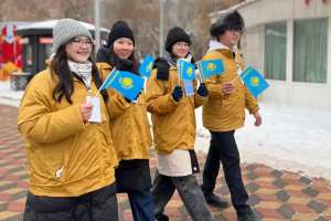 Волонтерлер астаналықтарды алдағы Тәуелсіздік күні мерекесімен құттықтады