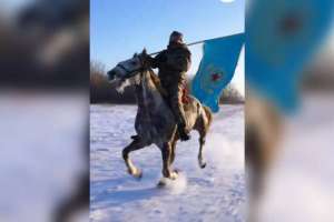 Желіде әскери қызметшілердің ат үстіндегі әсерлі видеосы тарады