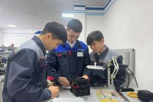 Астаналық студенттер электромобиль жөндеуді үйреніп жатыр