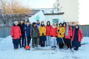 Астаналық еріктілер қар күреп, қарттарға көмек көрсетті