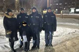 Астаналық сарбаздар жоғалған баланы тауып, ата-анасына тапсырды