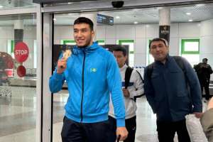 Астана әуежайында Ризабек Айтмұханды қарсы алды