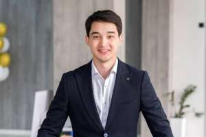 Актер Асылхан Төлепов қазақстандықтарды мерекемен құттықтады