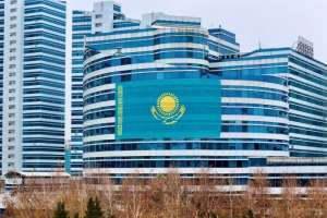 AMANAT партиясының белсенділері ғимаратқа Мемлекеттік Ту ілді