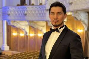 Кино және театр актері Әділ Ахметов Республика күнімен құттықтады