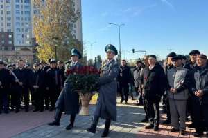 Астаналықтар Рақымжан Қошқарбаевтың ескерткішіне гүл шоқтарын қойды