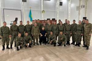 Екі дүркін Паралимпиада чемпионы сарбаздармен кездесті