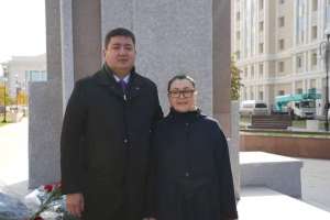 Астана мәслихатының төрағасы белгілі жазушы Роза Мұқанованы мерейтойымен құттықтады