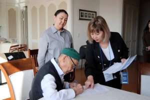 Халық жазушысы Әкім Тарази референдумға үйінен қатысты