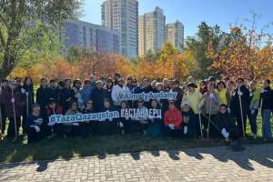 «Таза Қазақстан»: Астаналықтар саябақты қоқыстан тазартты