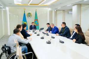 Әкім мүмкіндігі шектеулі жандармен кездесуде қолжетімді орта мәселесін талқылады