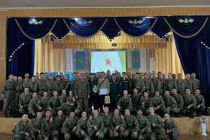 Атақты боксшы Василий Жиров сарбаздармен кездесті