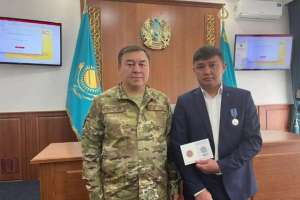 Астанада өрттен жасөспірім қызды құтқарып қалған ер адам марапатталды