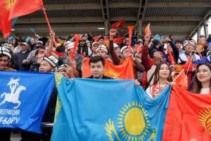 «Қазақстан»: көк ту ұстап, ұрандаған жанкүйерлер шетелдік қонақтарды тәнті етті