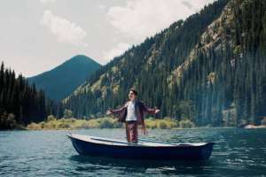 Димаш елдегі туристік орындарда бейнебаян түсіріп жатыр