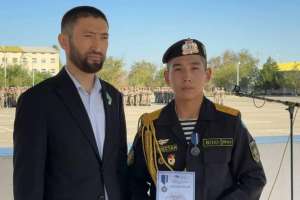 Мәжіліс депутаты су тасқынында белсенді болған әскерилерді марапаттады