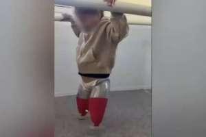 Автобус апатынан екі аяғынан айырылған бүлдіршін протезбен алғашқы қадамын жасады